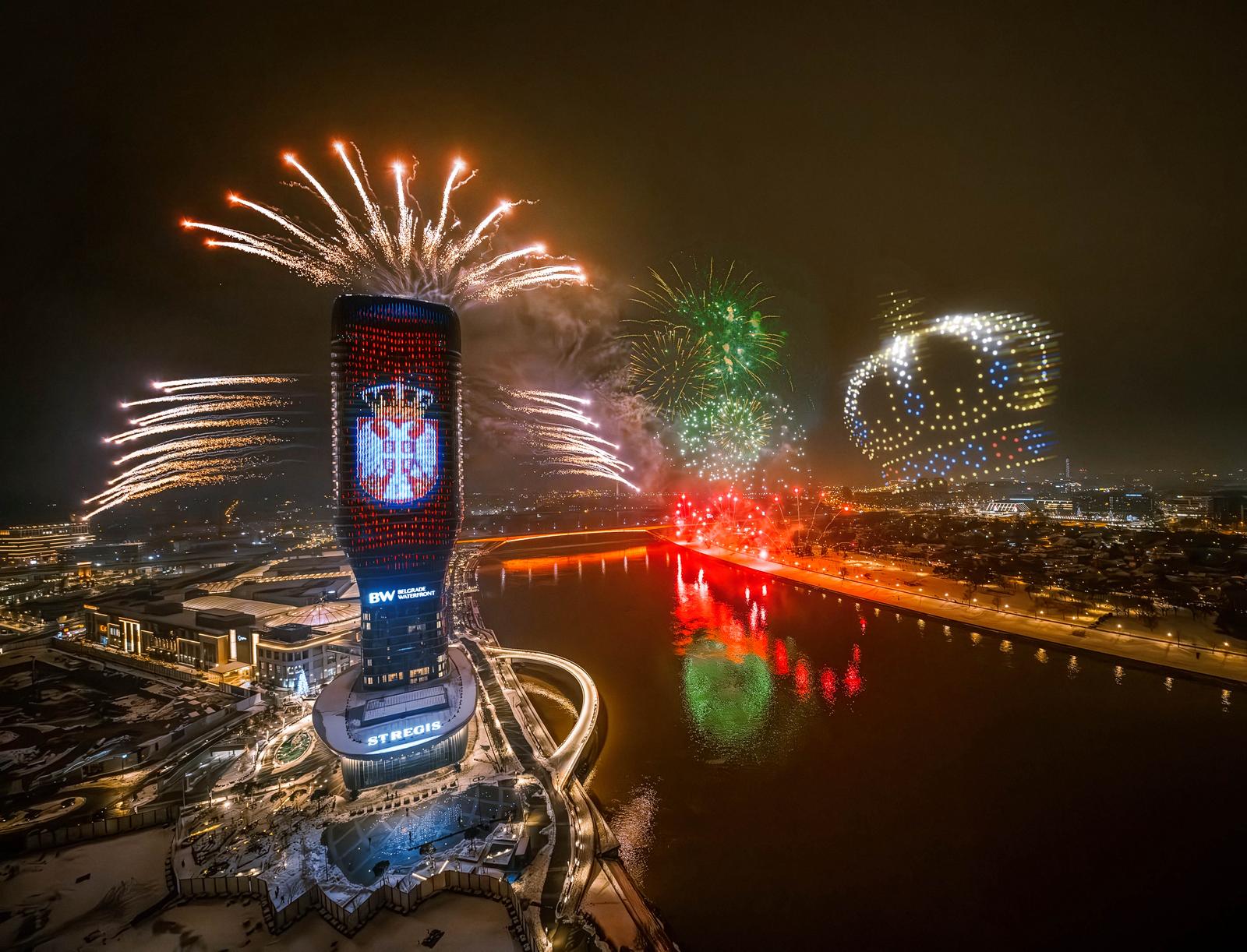 Pogledajte kako Srbija slavi: Senzacionalni dron šou, laseri i vatromet u Beogradu na vodi